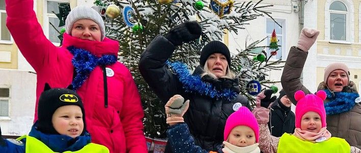  В Кирове на пешеходной Спасской открылась ёлка безопасности дорожного движения